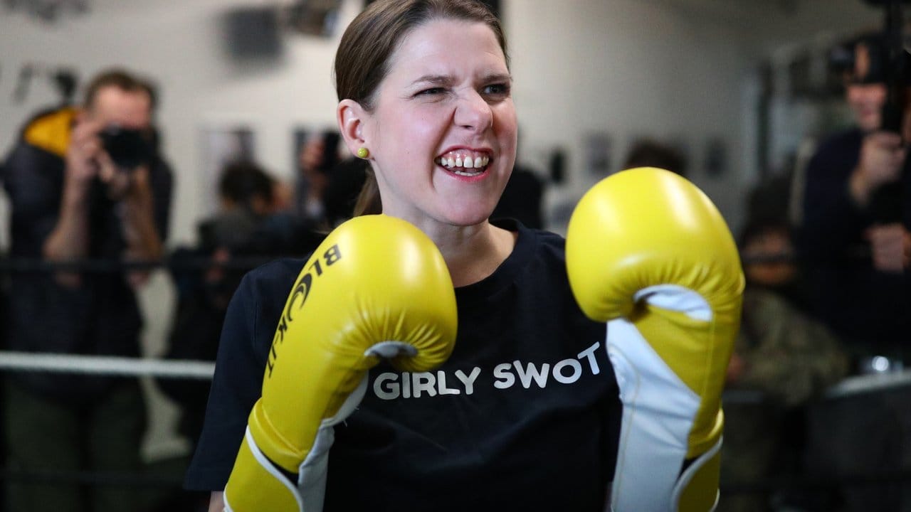 Schlagkraft kann sie gebrauchen: Jo Swinson, Vorsitzende der Liberaldemokraten, besucht während des Wahlkampfes ein Boxstudio.