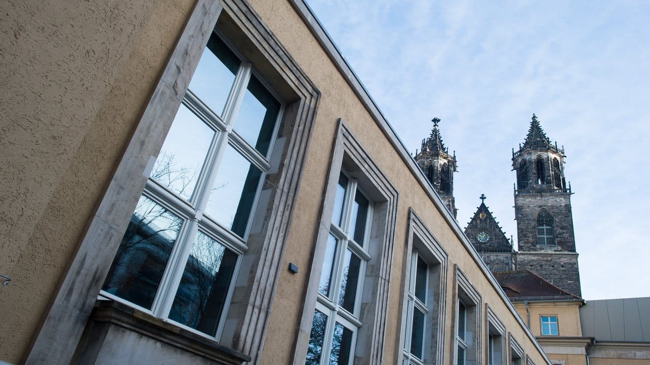 Die Fassade des Dommuseums Ottonianum Magdeburg und der Magdeburger Dom.