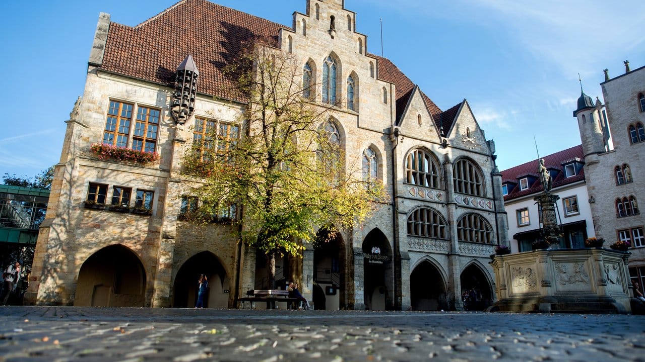 Das Rathaus auf dem Markt in Hildesheim leuchtet im Licht der Sonne.