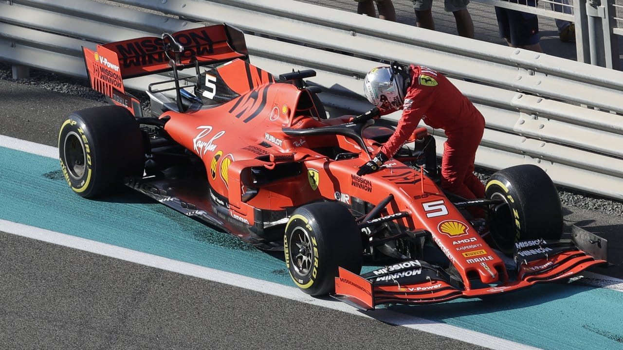 Braucht dringend ein neues Dienstfahrzeug: Sebastian Vettel stützt sich auf seinen liegengebliebenen Rennwagen.