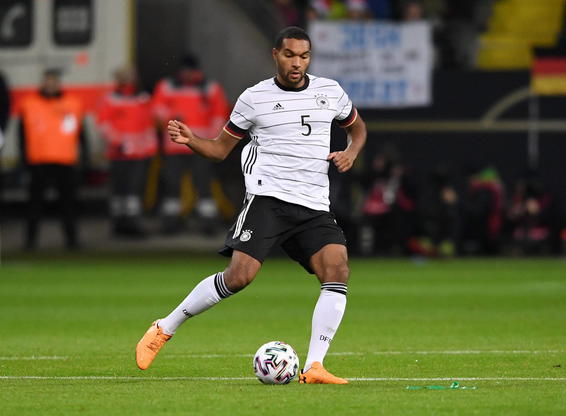 Jonathan Tah: Nicht optimal ist das Länderspieljahr von Jonathan Tah verlaufen. Zwar spielte der Leverkusener die Hälfte der Spiele, zu überzeugen wusste er jedoch nur im Hinspiel gegen Weißrussland. Durchschnittsnote: 3,4