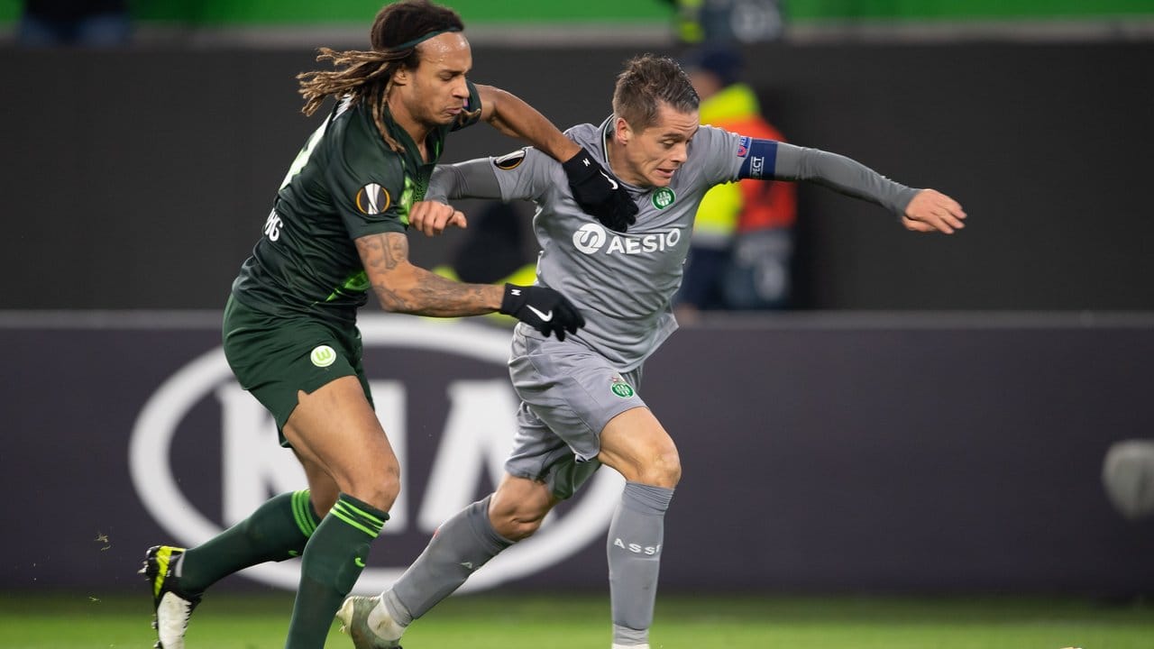 Wolfsburgs Kevin Mbabu (l) versucht St. Wolfsburgs Kevin Mbabu (l) versucht St.
