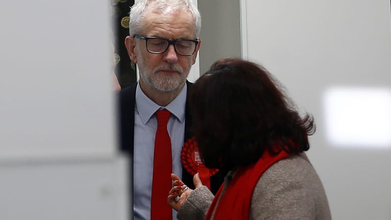 "Das ist offensichtlich eine sehr enttäuschende Nacht", sagte Labour-Chef Jeremy Corbyn nach der Niederlage. Er kündigte seinen Rückzug an. Er werde seine Partei nicht in die nächsten Wahlen führen, sie aber bei der Diskussion über ihre Zukunft führen. Labour müsse nun abwägen, wie es weitergehe. Seinen Wahlkreis hat Corbyn gewonnen.