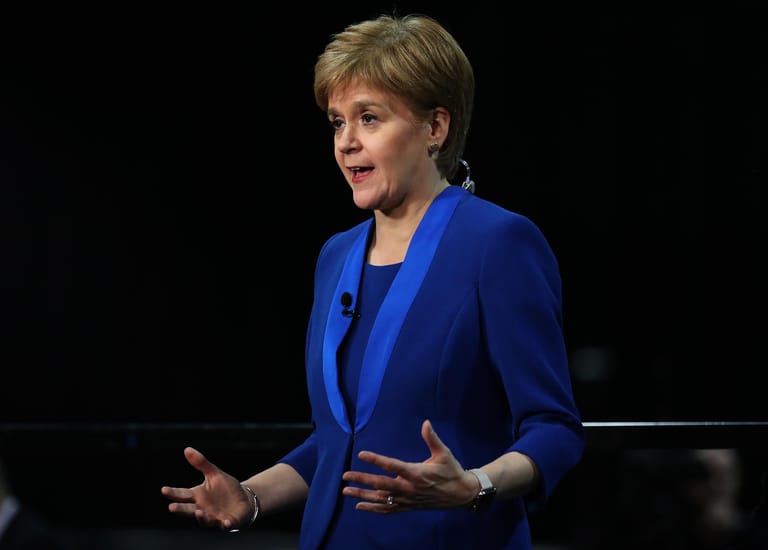 SNP-Chefin Nicola Sturgeon kündigte an, für ein zweites Unabhängigkeitsreferendum für Schottland kämpfen zu wollen. "Boris Johnson hat erstens kein Recht, Schottland aus der EU zu nehmen und zweitens kein Recht zu verhindern, dass das schottische Volk über seine eigene Zukunft bestimmt", sagte sie der BBC.