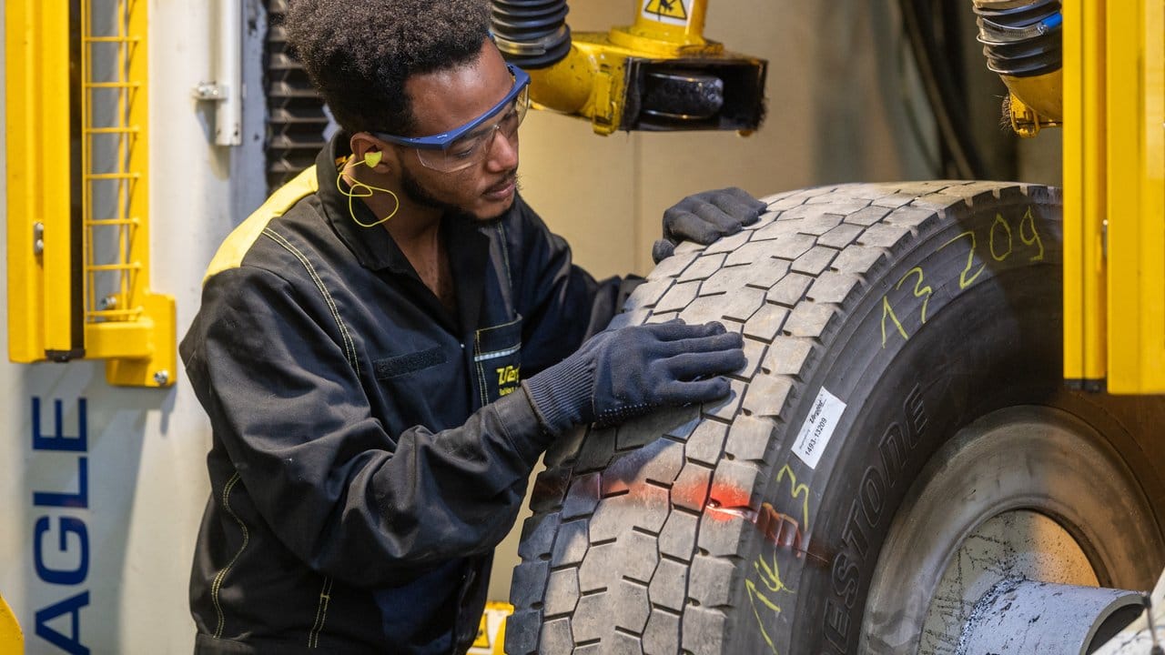 Ein alter Reifen muss nicht entsorgt werden: Mohammed Mahmud, angehender Mechaniker für Reifen- und Vulkanisationstechnik, montiert einen Lkw-Reifen zum Entfernen der abgefahrenen Lauffläche.