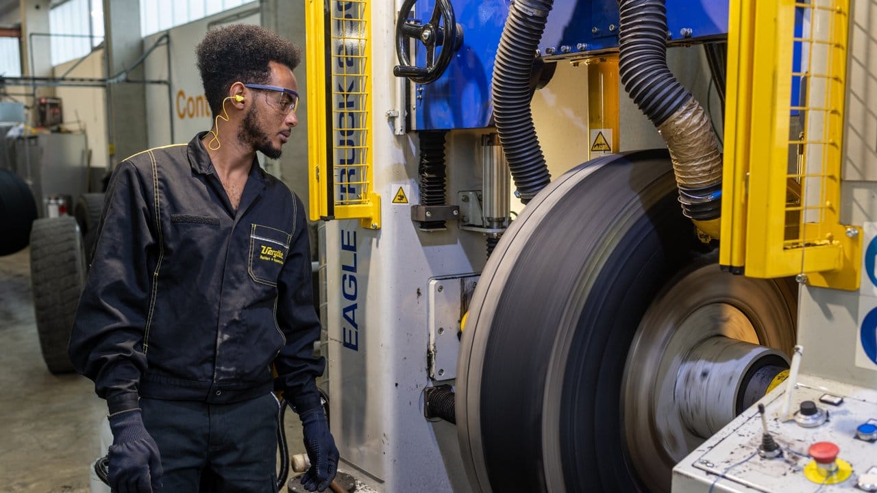 Als angehender Mechaniker für Reifen- und Vulkanisationstechnik lernt Mohammed Mahmud, wie Reifen bei der Erneuerung neue Laufflächen erhalten.