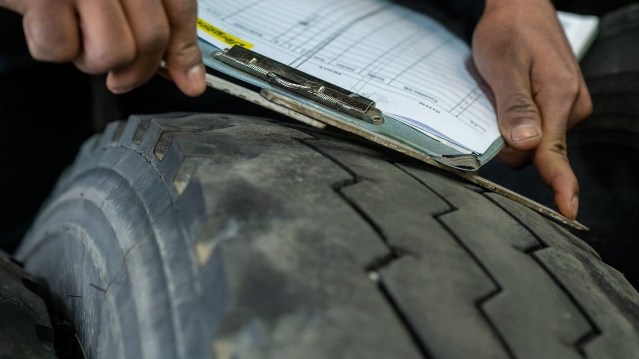 Lkw-Reifen sind sehr teuer: In seiner Ausbildung zum Mechaniker für Reifen- und Vulkanisationstechnik lernt Mohammed Mahmud daher, wie alte Exemplare runderneuert werden.