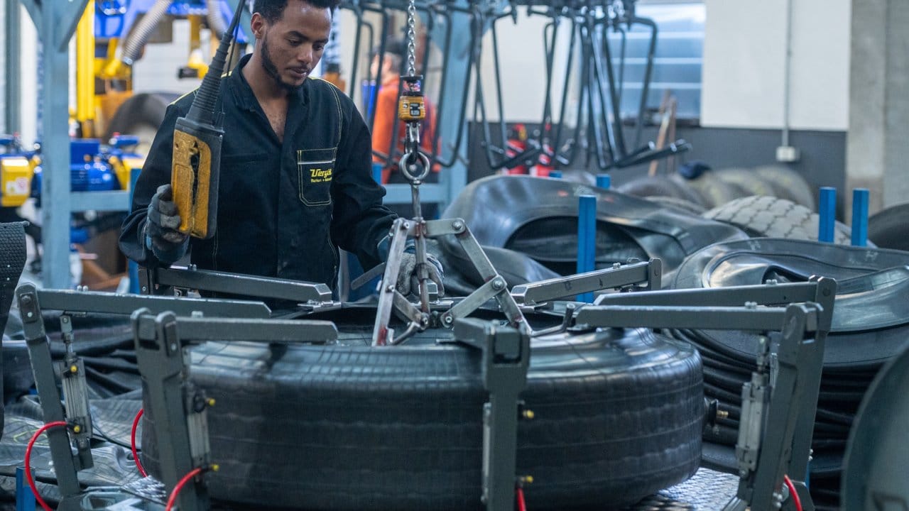 Sein Job ist anstrengende körperliche Arbeit: Mohammed Mahmud wird Mechaniker für Reifen- und Vulkanisationstechnik.