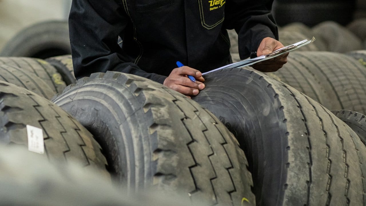 Als angehender Mechaniker für Reifen- und Vulkanisationstechnik checkt Mohammed Mahmud die ankommenden Exemplare gegen.