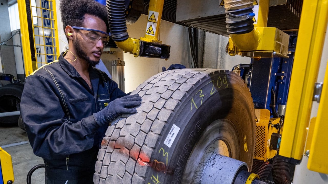 Was ist beim Bedienen der Maschinen zu beachten? Das lernt Mohammed Mahmud in seiner Ausbildung zum Mechaniker für Reifen- und Vulkanisationstechnik.