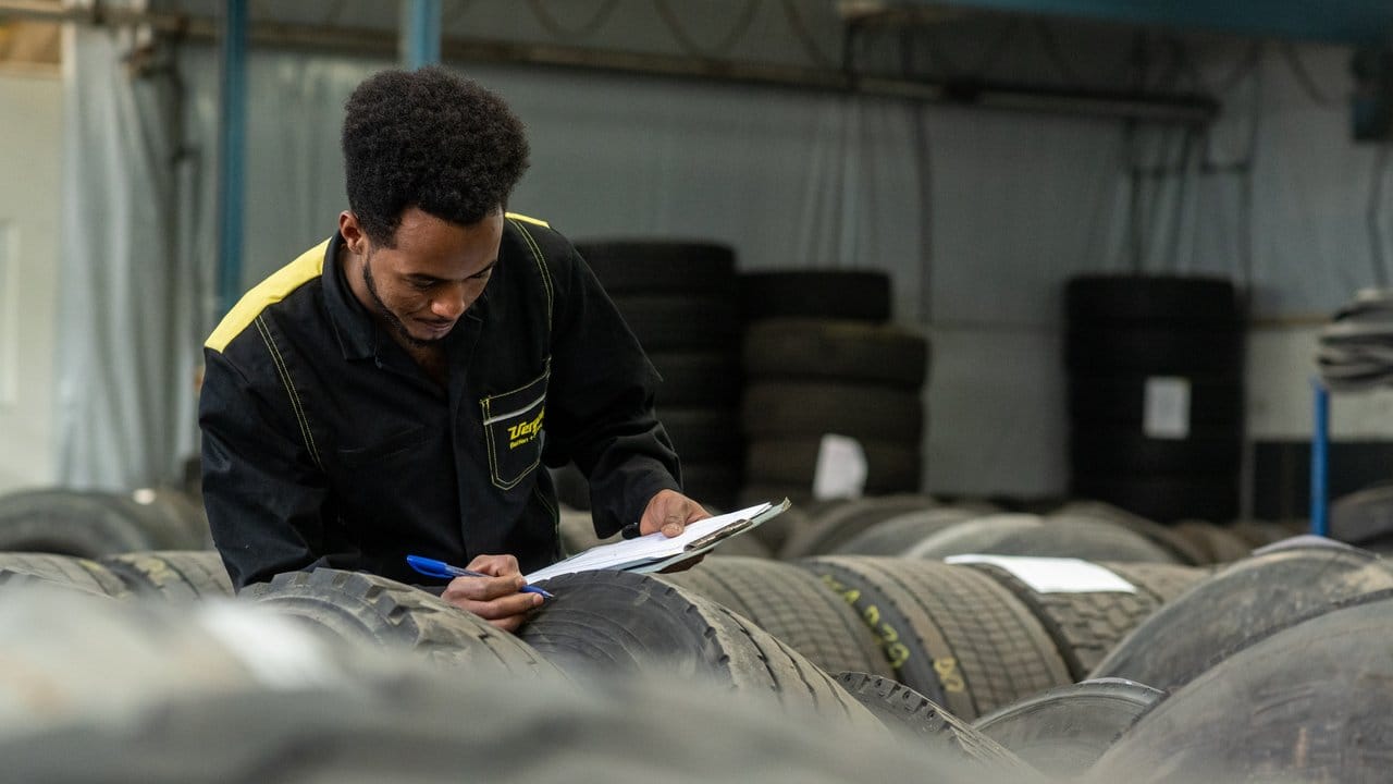 Auf Genauigkeit und Sorgfalt kommt es in seinem Beruf an: Als angehender Reifenmechaniker ist Mohammed Mahmud dafür verantwortlich, dass runderneuerte Räder sich über den Asphalt rollen.