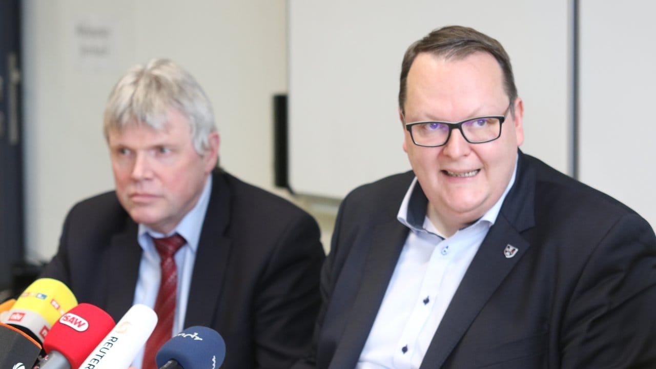 Auf einer Pressekonferenz gibt Blankenburgs Bürgermeister Heiko Breithaupt (r.