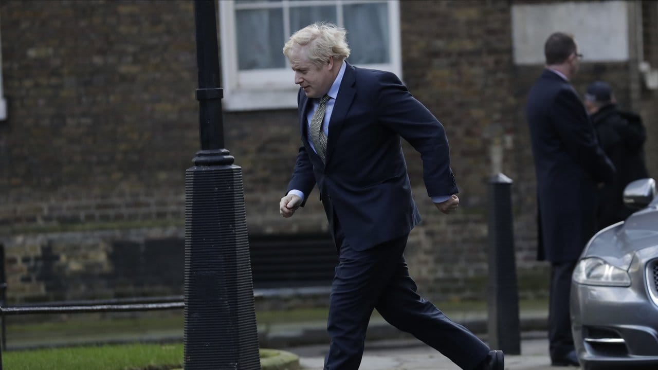 Im Laufschritt: Boris Johnson ist nach seiner Rückkehr aus dem Buckingham Palace auf dem Weg zurück in die 10 Downing Street.