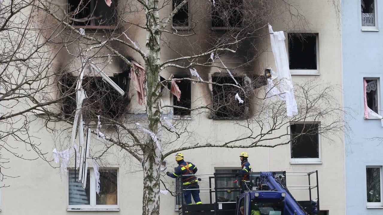 Ob in der betroffenen Wohnung vor der Explosion mit Gas aus Flaschen geheizt wurde und es dabei zu dem Unglück kam, muss noch geklärt werden.