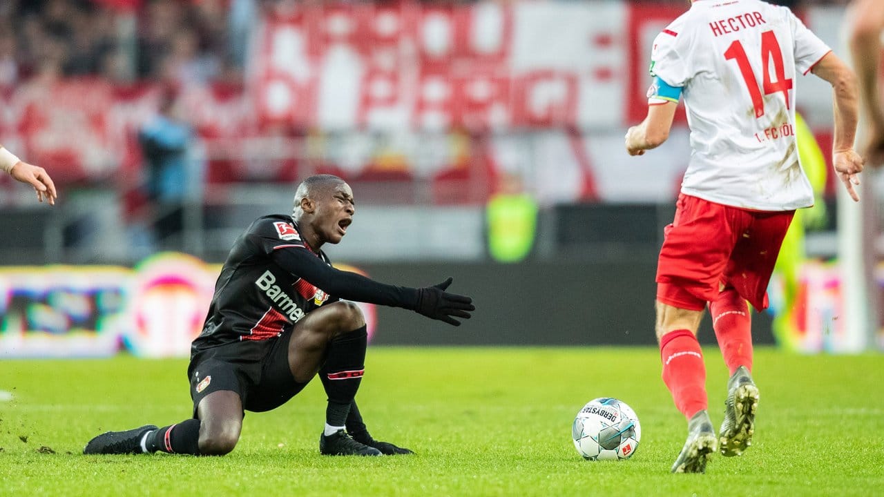 Leverkusens Moussa Diaby ärgert sich nach einem Ballverlust.