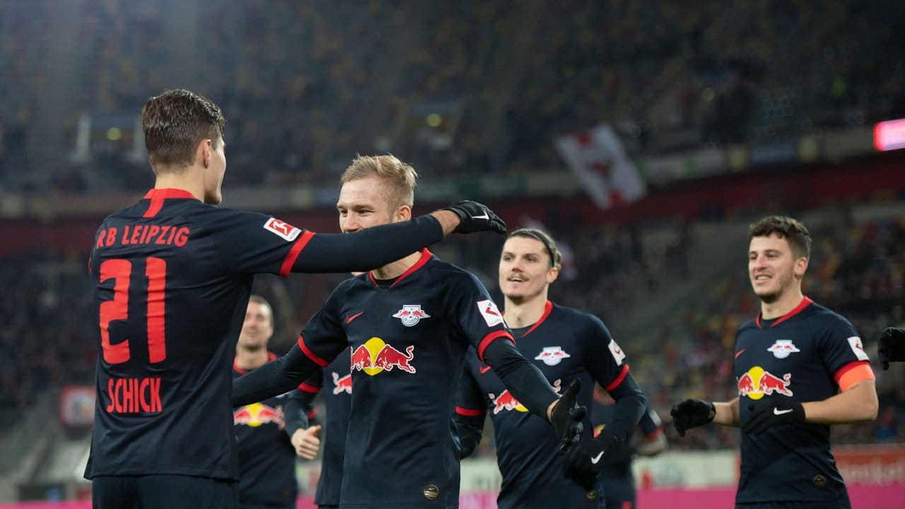 Leipzigs Patrik Schick (l-r) jubelt mit Konrad Laimer, Marcel Sabitzer und Diego Demme über seinen Treffer zum 1:0.