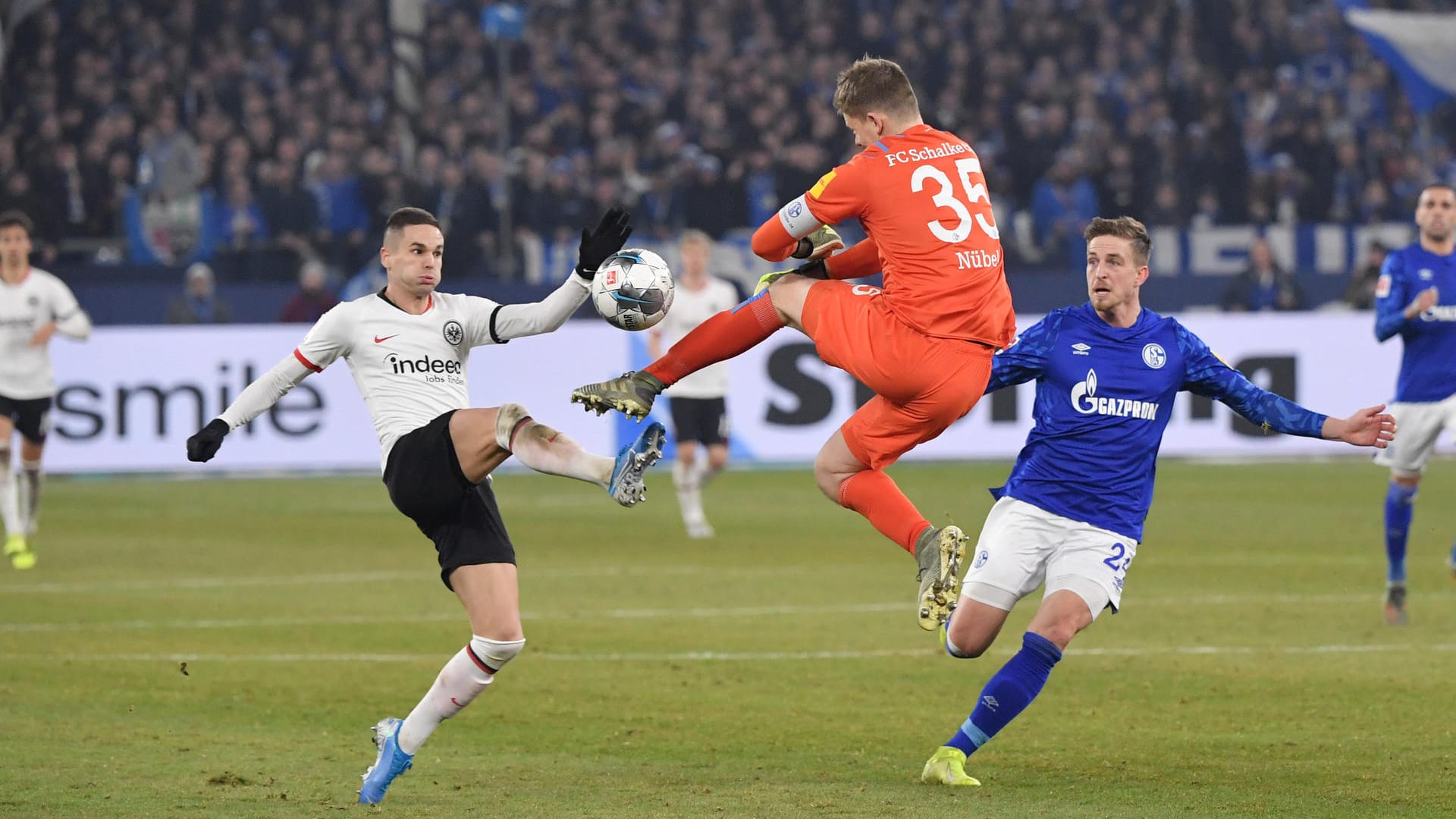 Nübel stürmte in der 69. Minute wNübel stürmte in der zweiten Hälfte weit aus dem eigenen Tor. Wollte den Ball vor Gaćinović klären. eit aus dem eigenen Tor. Wollte den Ball vor Gaćinović klären.