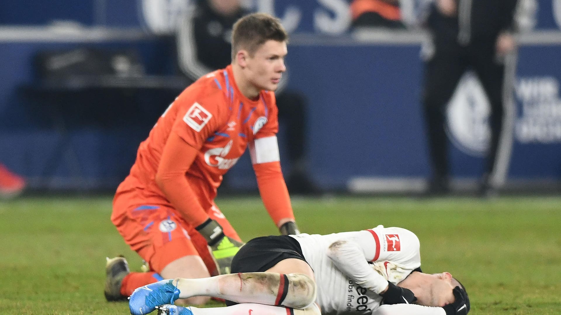 Schalkes Torwart Alexander Nübel (l.) räumte beim Spiel gegen Eintracht Frankfurt Mijat Gaćinović ab. Der junge Keeper musste daraufhin das Feld verlassen. Am Ende gewannen die "Königsblauen" trotzdem mit 1:0. Doch was genau war passiert?