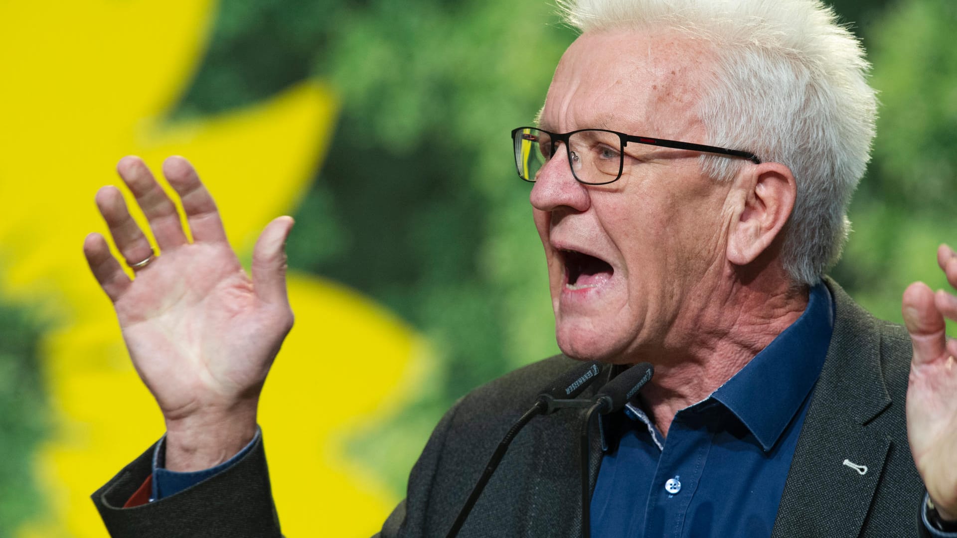 Baden-Württembergs Ministerpräsident Winfried Kretschmann hat die Einigung von Bund und Ländern über das Klimapaket als Schritt in die richtige Richtung bezeichnet. "Unser Druck hat dafür gesorgt, dass der dürftige Einstiegspreis der GroKo fast verdreifacht wurde", sagte der Grünen-Politiker mit Blick auf den geplanten CO2-Preis. "Wir haben außerdem durchgesetzt, dass der Preis deutlich schneller ansteigen wird als bisher vorgesehen und dass der soziale Ausgleich verbessert wurde."