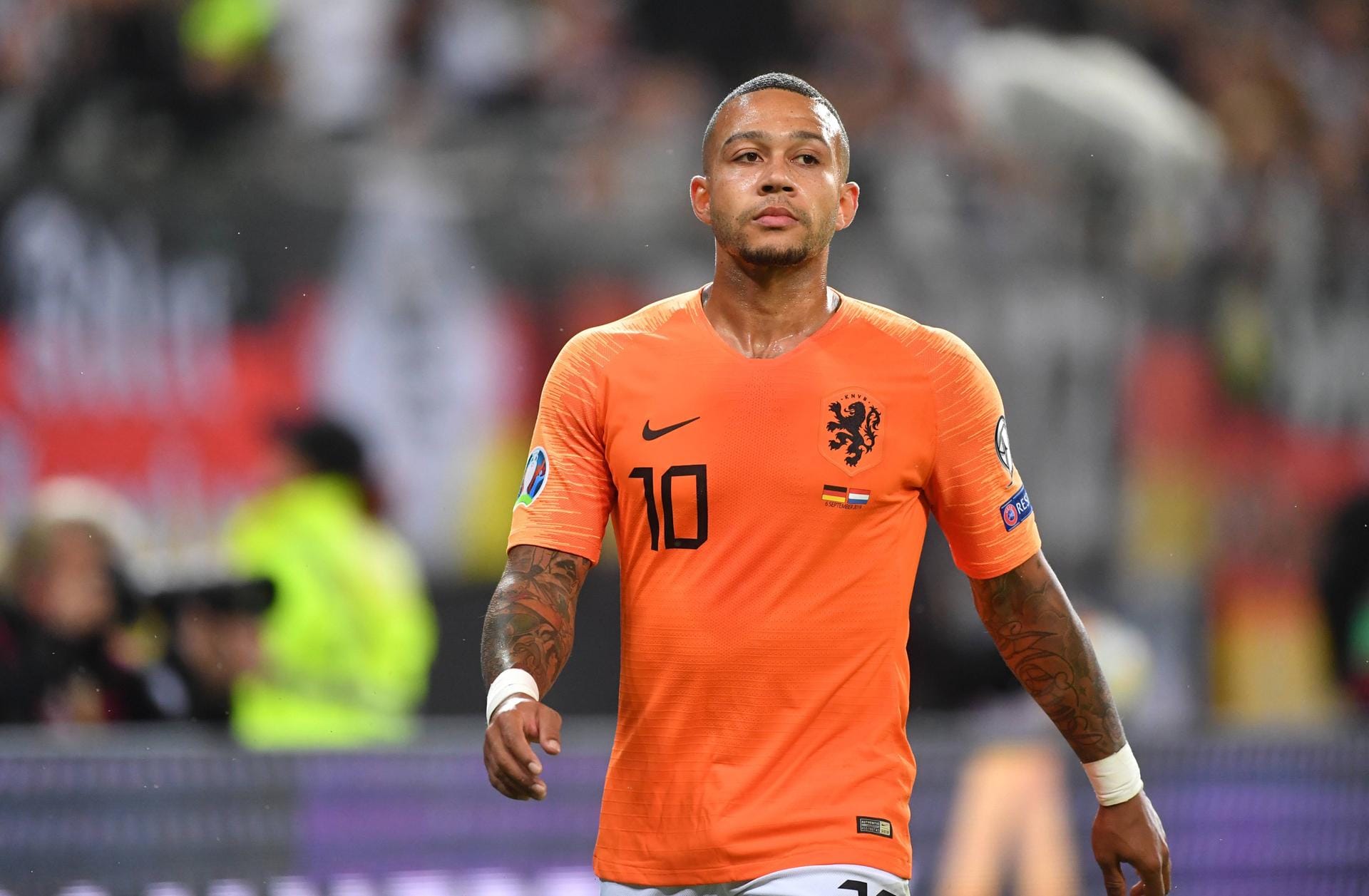 Memphis Depay: Der niederländische Stürmerstar von Olympique Lyon riss sich am vergangenen Wochenende im Spiel gegen Stade Rennes das Kreuzband. Der Deutschland-Schreck (zwei Tore, drei Volagen gegen die DFB-Elf in den vergangenen drei Partien) wird voraussichtlich erst im Juli – und somit nach der EM – wieder ins Training einsteigen können.
