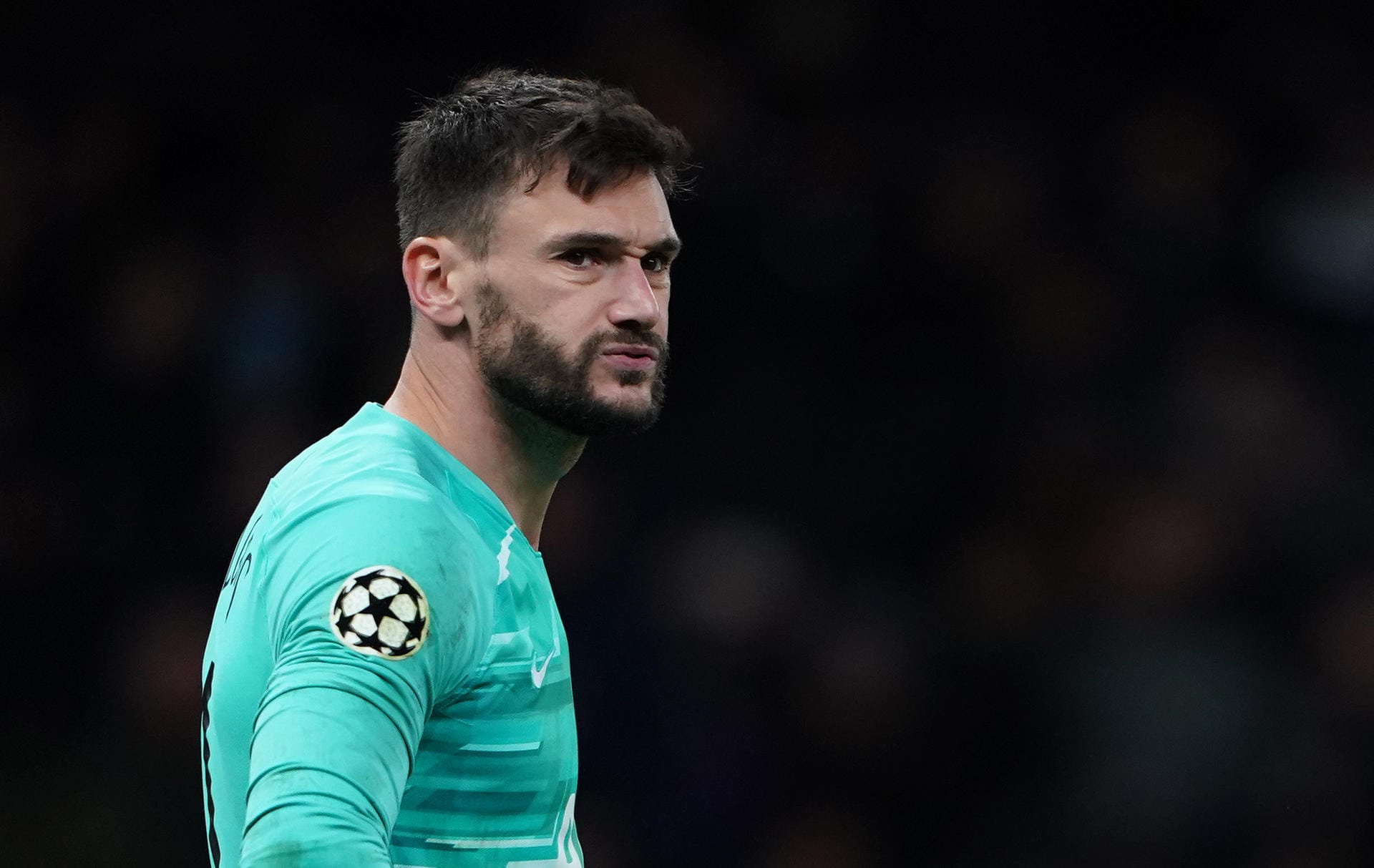 Hugo Lloris: Der Torhüter soll nach seiner Anfang Oktober zugezogenen Ellenbogenverletzung auf eine Rückkehr zu Beginn des neuen Jahres hoffen. Unklar ist, ob der Arm des Franzosen nach einer notwendig gewordenen OP die gewünschte Stabilität zurückerlangt. Verpasst er weitere Länderspiele, könnte der Weltmeister-Kapitän seinen Stammplatz zwischen den Pfosten verlieren.