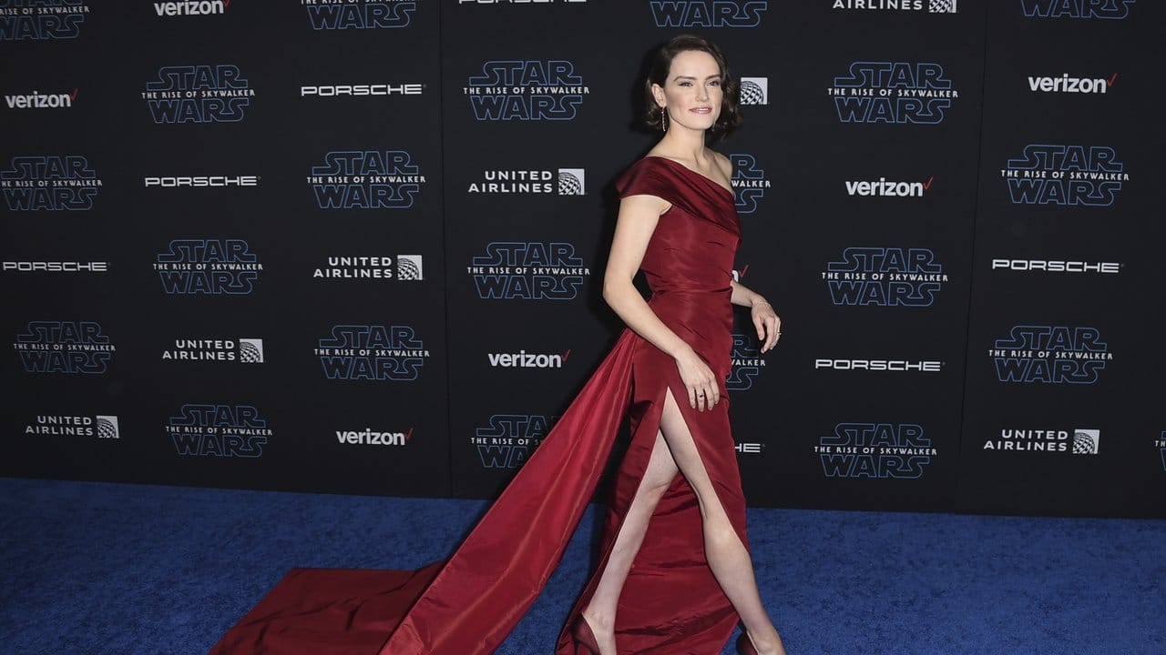 Lady in Red: Daisy Ridley.