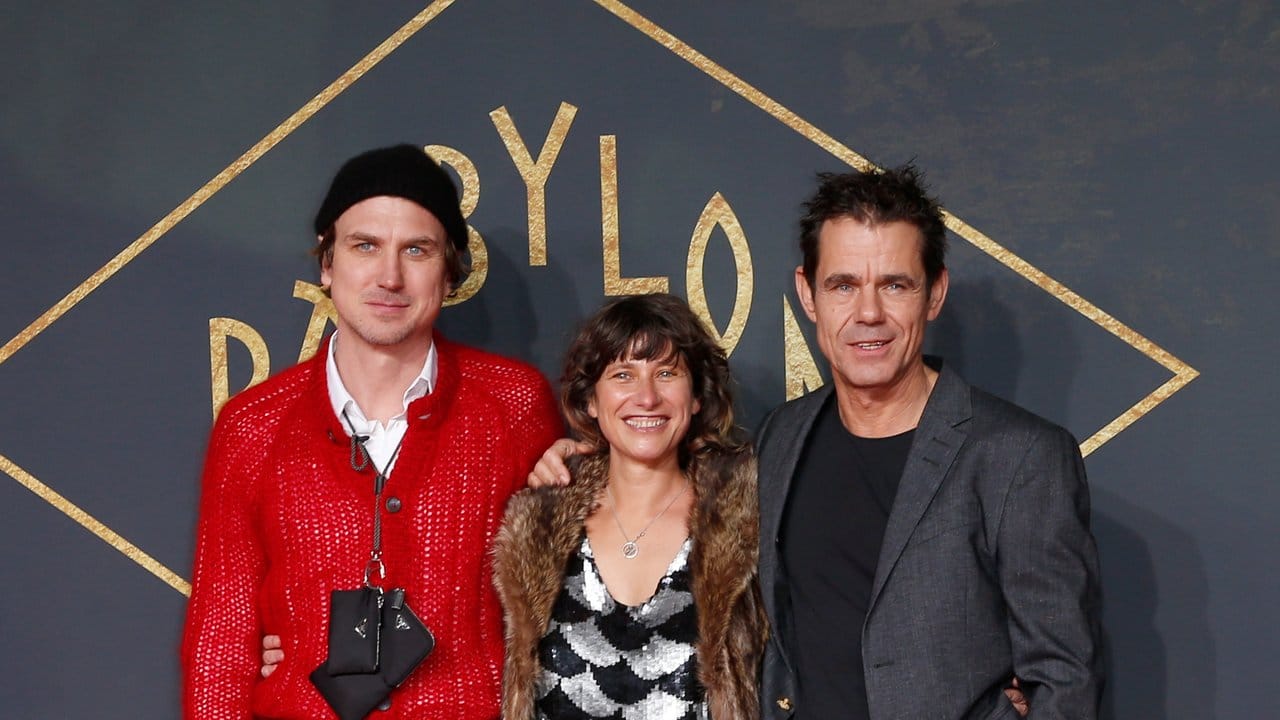 Lars Eidinger (l), Regisseur Tom Tykwer und dessen Frau Marie Steinmann auf dem roten Teppich.