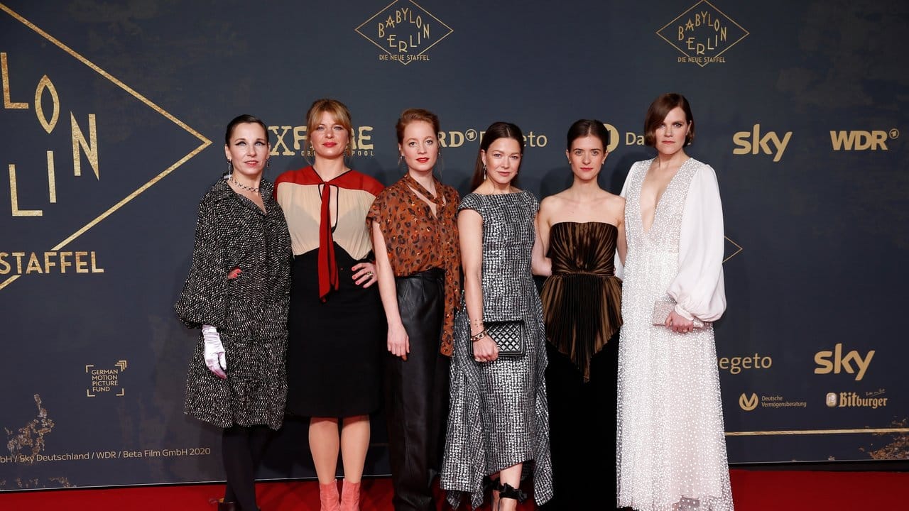 Das Darstellerinnen-Ensemble: Meret Becker (l-r), Jenny Schily, Leonie Benesch, Hannah Herzsprung, Liv Lisa Fries und Fritzi Haberland.