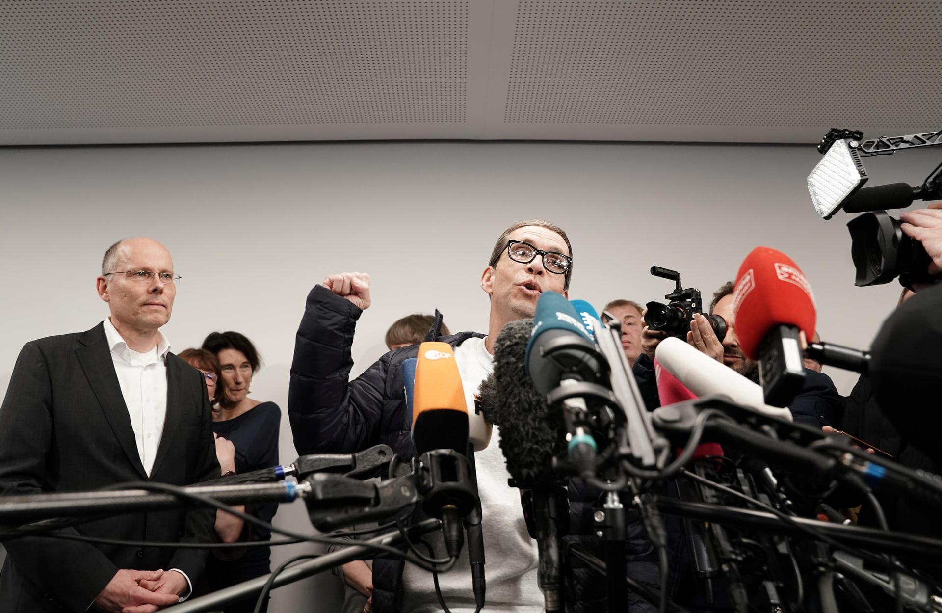 Vor den Journalisten sprach Söring über seine Gefühle nach der Freilassung: Er sei "froh und dankbar".