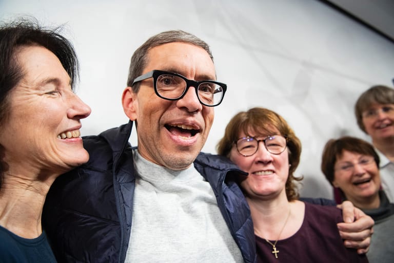 Jens Söring und zwei seiner Unterstützerinnen: Viele hatten nicht mehr geglaubt, dass der Ex-Häftling noch einmal freigelassen wird.