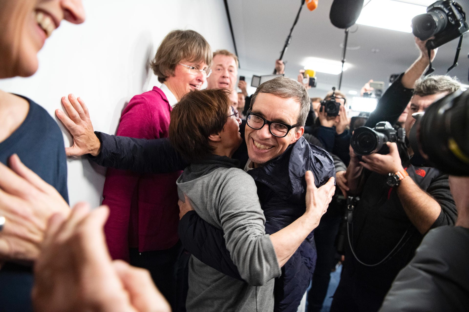 Söring wird am Flughafen Frankfurt in Empfang genommen: In Deutschland hat der heute 53-Jährige viele Unterstützer, die ihm vor seiner Rückkehr eine Wohnung sowie Dinge wie Kleidung und ein Handy besorgt hatten.
