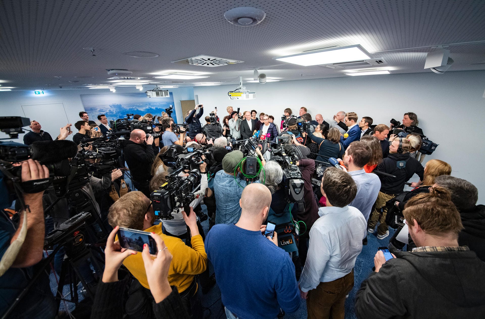 Nach seinem Empfang gab Söring noch am Flughafen ein kurzes Statement: Das Medieninteresse an dem Fall war groß.