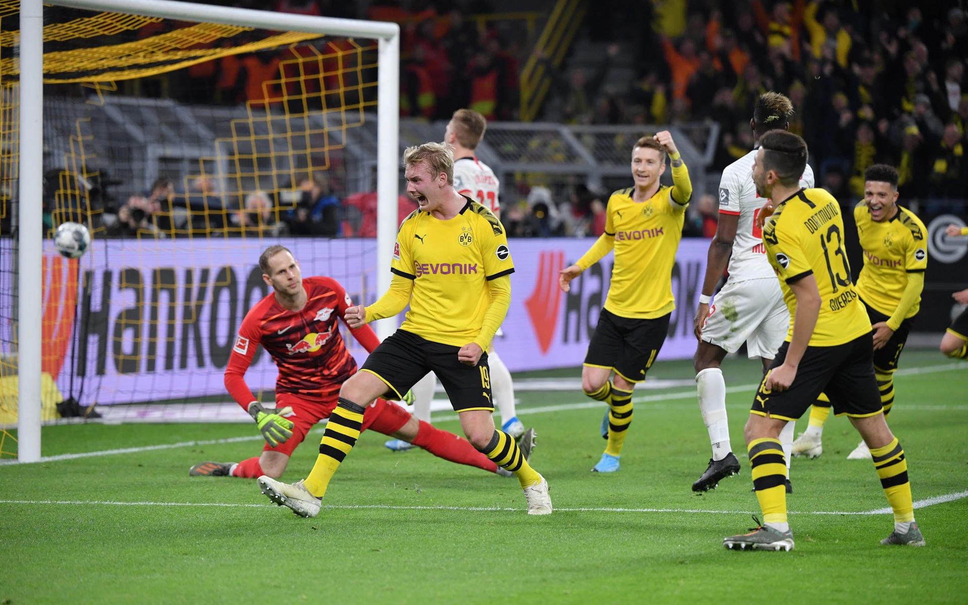 Der Dortmunder Offensivspieler freut sich über seinen Treffer.