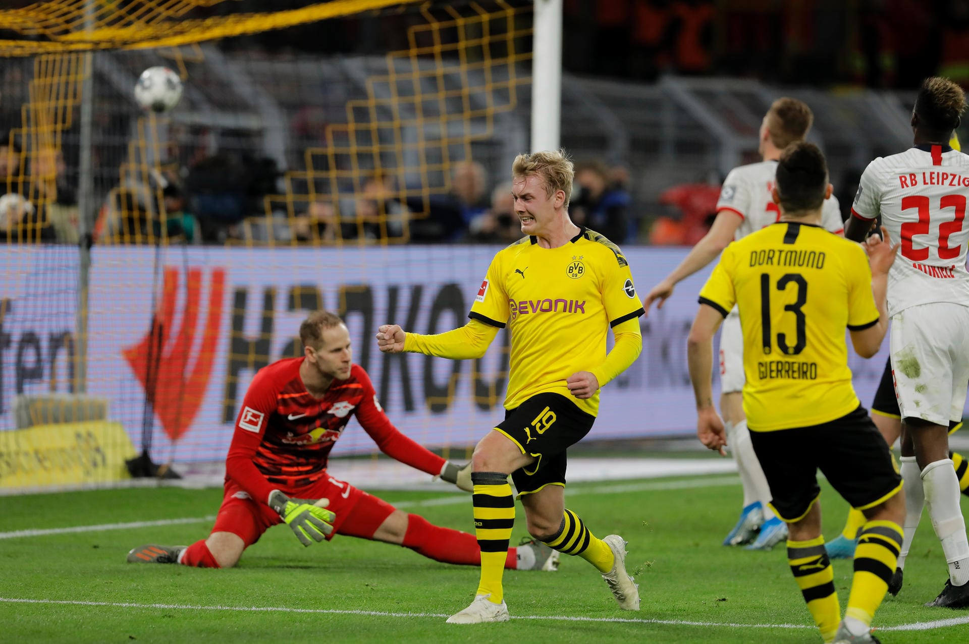 Es ist erst das zweite Bundesliga-Tor des ehemaligen Leverkuseners im Trikot der Dortmunder. Mit dem Spielstand von 2:0 geht es in die Halbzeit.