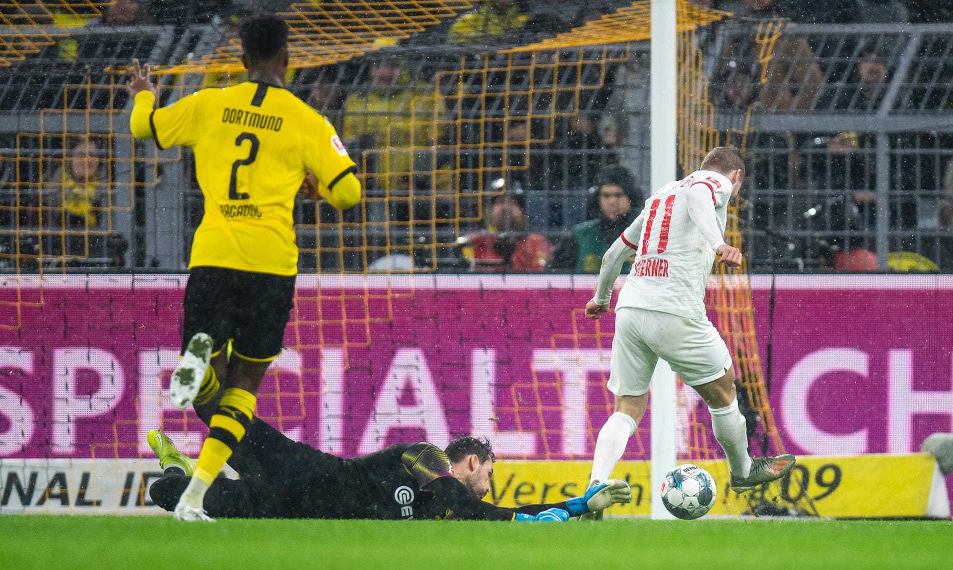 Im direkten Duell lässt der deutsche Nationalspieler Bürki keine Chance und umkurvt ihn gekonnt.