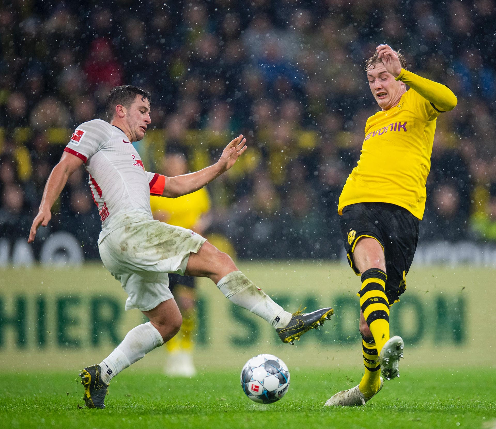 Dann in der 53. Minute der nächste Dortmunder Patzer. Torschütze Brandt spielt einen Ball aus dem Mittelfeld zurück in Richtung Bürki, doch wieder kommt Leipzigs Werner an den Ball.