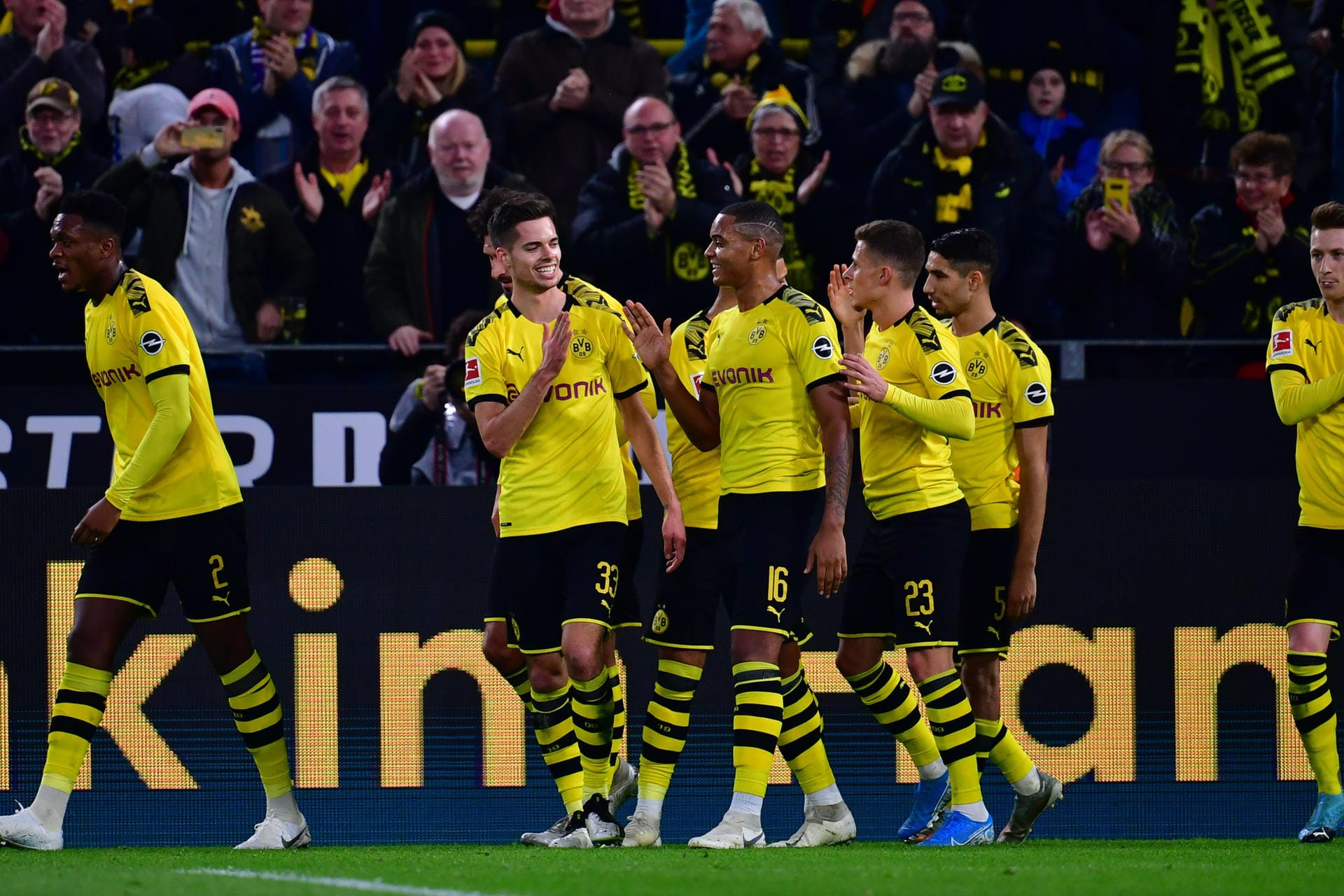 "L'Equipe" (Frankreich): "Dortmund spielt erst wie im Fieber und wird danach von Leipzig ausgebeutet. Beide Teams lieferten sich einen furioses Duell. Die Dortmunder zeigten bereits, dass sie für PSG alles andere als ein leichtes Los in der Champions League sein werden."