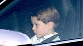 Prinz George unterwegs zum Weihnachtsessen: Er sitzt neben seinem Vater im Auto.