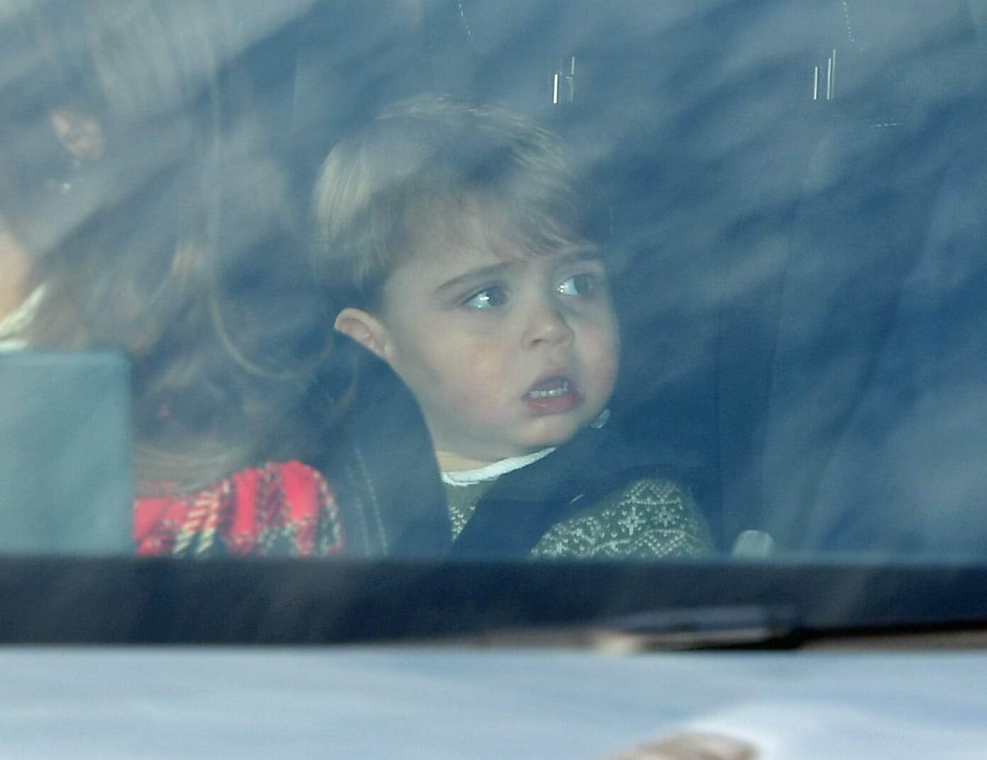 Prinz Louis im Auto seiner Mutter: Am Mittwoch fuhren sie zum Weihnachtsessen der Queen im Buckingham Palast.