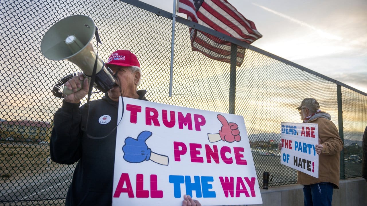 Anhänger von US-Präsident Trump protestieren gegen das Impeachmentverfahren in Victorville im US-Bundesstaat Kalifornien.