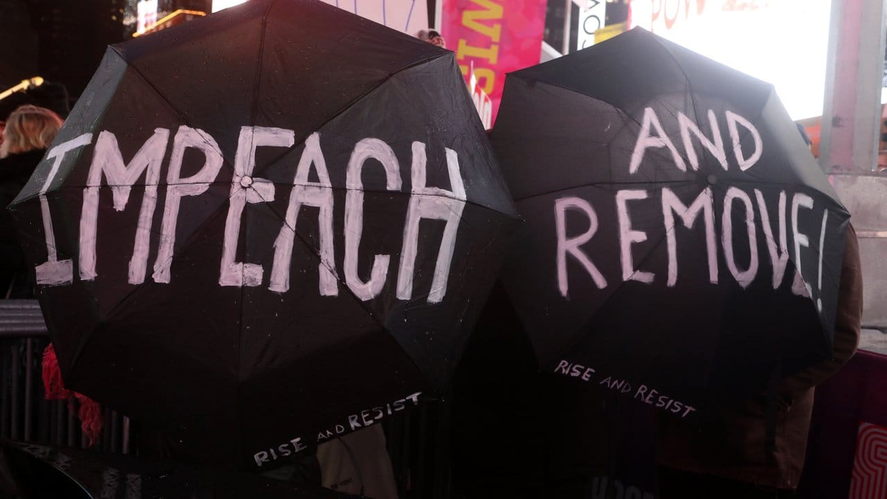Demonstranten unterstützen das Impeachmentverfahren in New York.