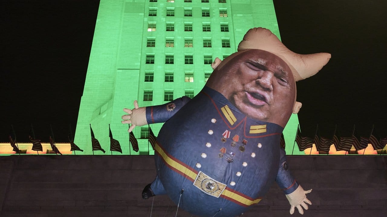 Ein Riesenballon, der Trump darstellen soll, schwebt vor dem Rathaus in Los Angeles.