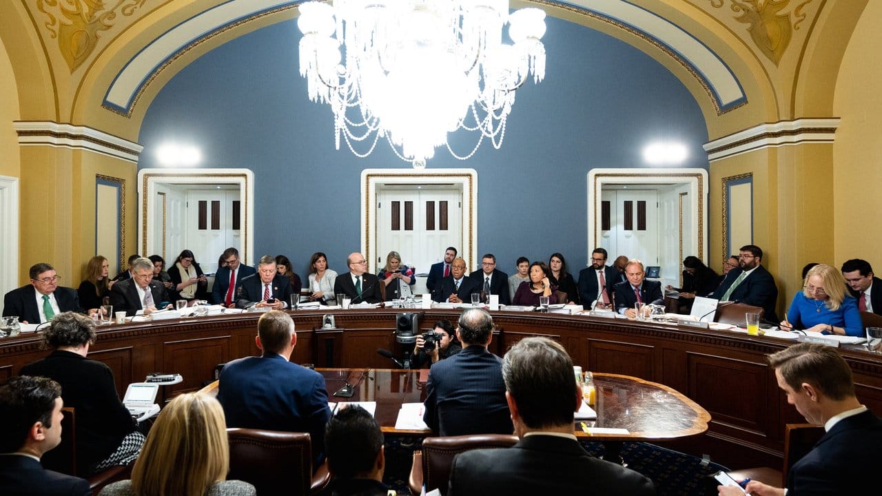 Mitglieder des Regelausschuss in Washington diskutieren die Anklagepunkte gegen Trump.