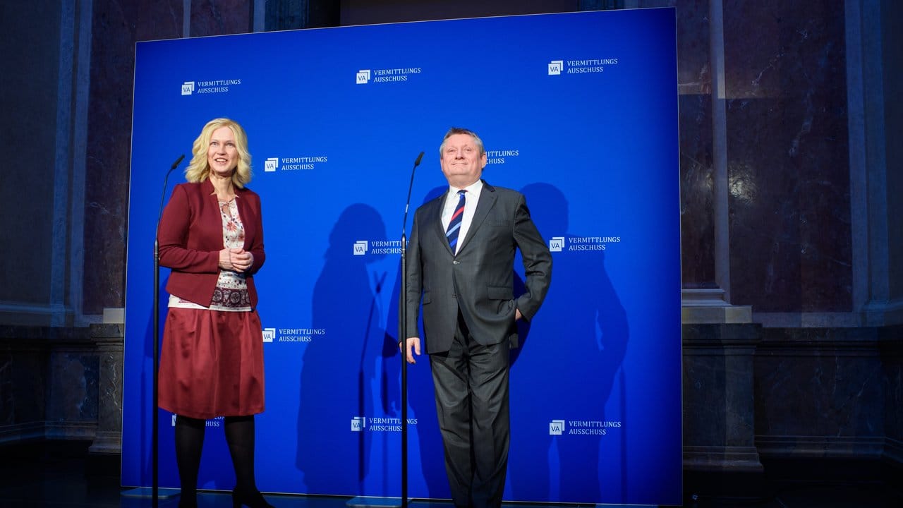 Mecklenburg-Vorpommerns Regierungschefin Manuela Schwesig und der Vorsitzende des Vermittlungsausschusses, Hermann Gröhe, sprechen zu Medienvertretern. Mecklenburg-Vorpommerns Regierungschefin Manuela Schwesig und der Vorsitzende des Vermittlungsausschusses, Hermann Gröhe, sprechen zu Medienvertretern.
