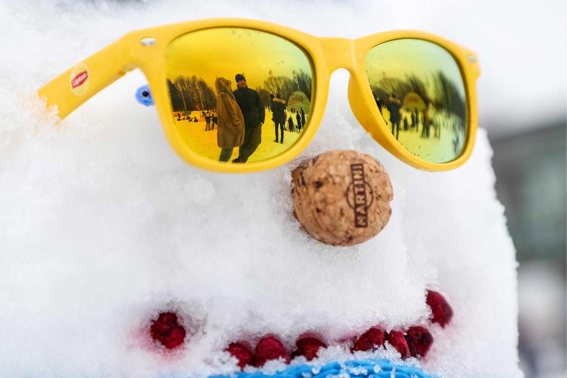 Auch eine Sonnenbrille können Sie Ihrem Schneemann aufsetzen.