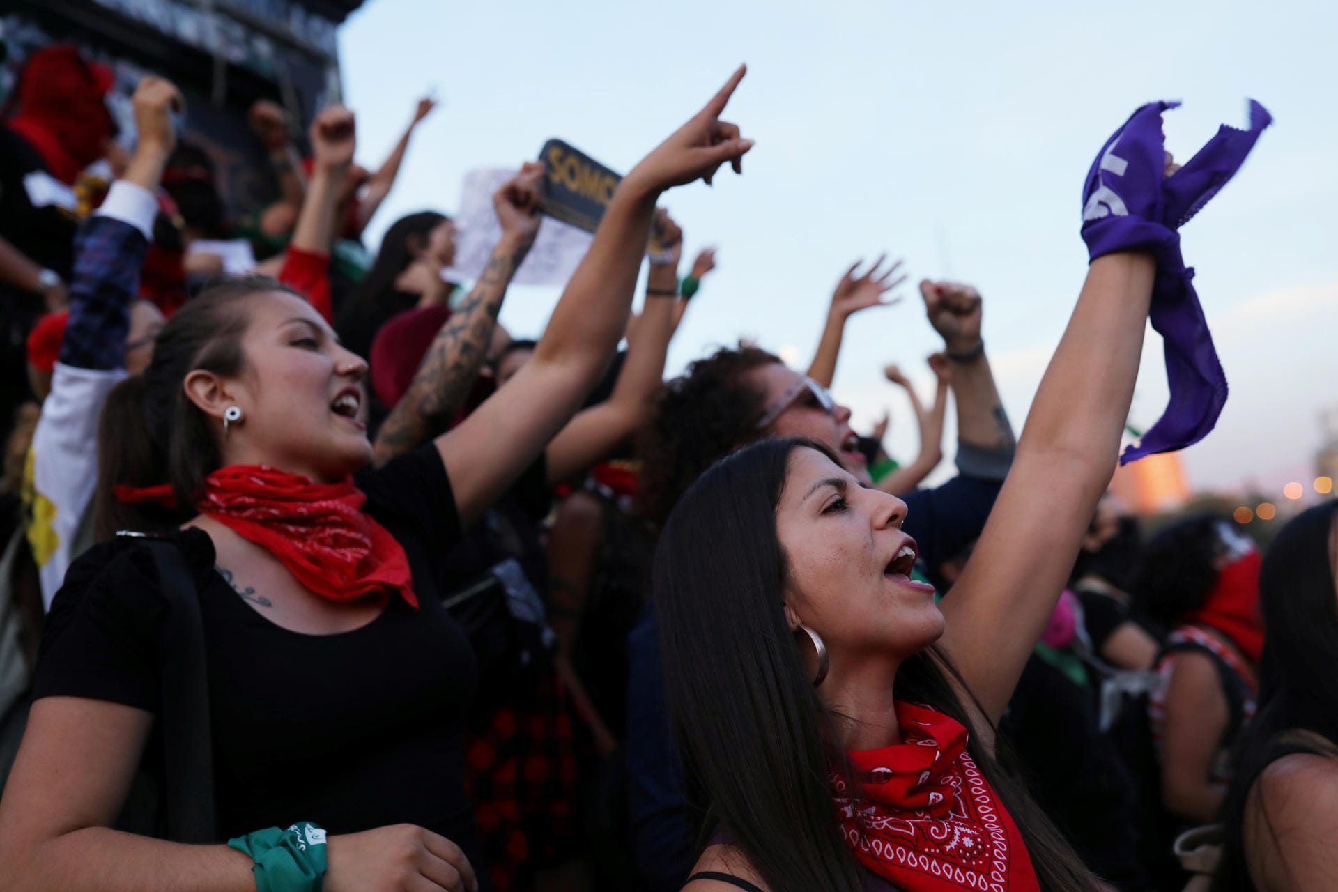 Demonstrantinnen protestieren in Santiago de Chile gegen Gewalt an Frauen.