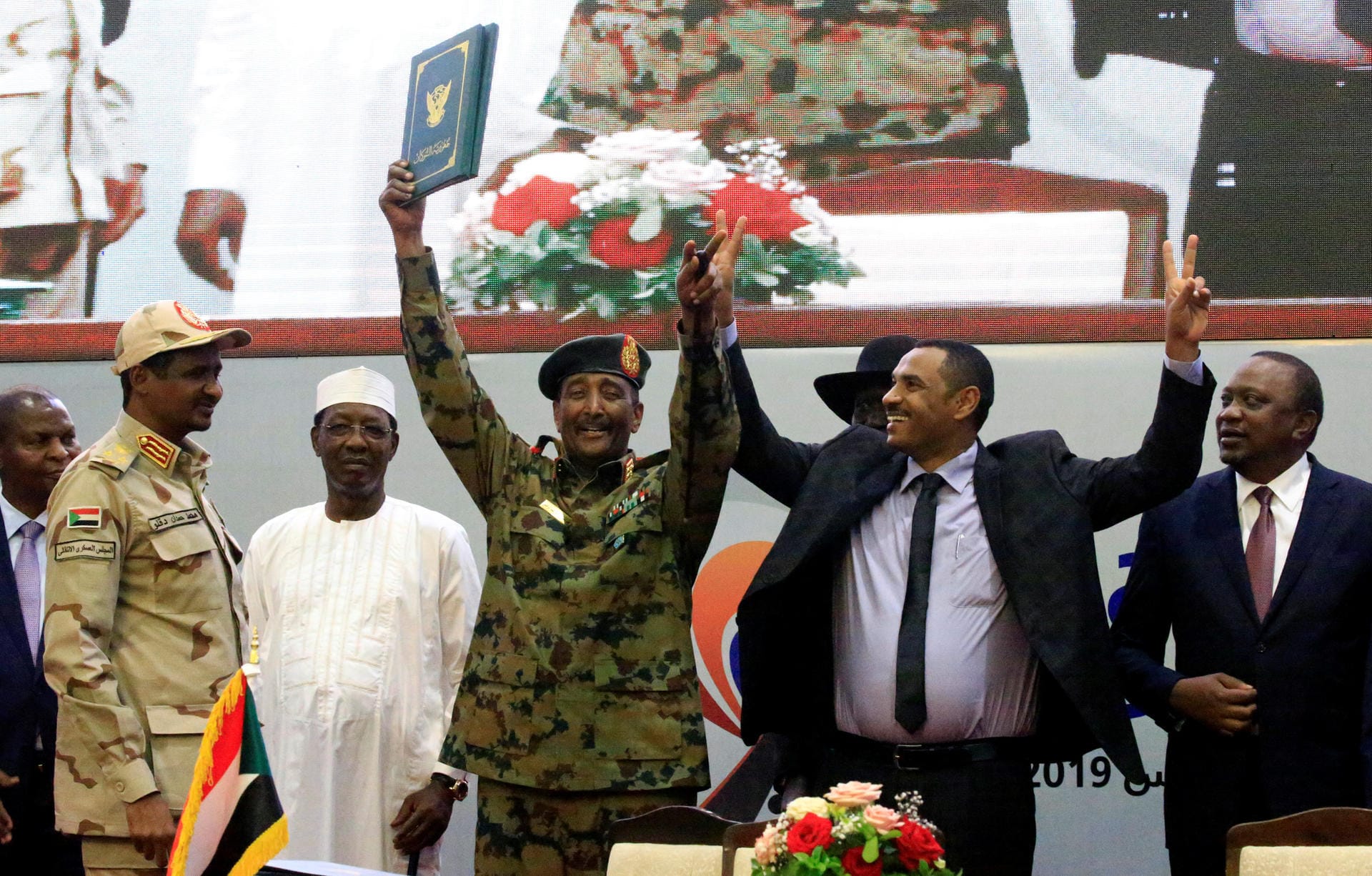 Historisches Abkommen: Der Chef des Militärischen Übergangsrates, Generalleutnant Abdel Fattah Al-Burhan, und der sudanesische Oppositionsführer Ahmad al-Rabiah, halten das Dokument in Händen, das die Machtteilung und einen Prozess zum Aufbau einer Demokratie im Sudan besiegelt.