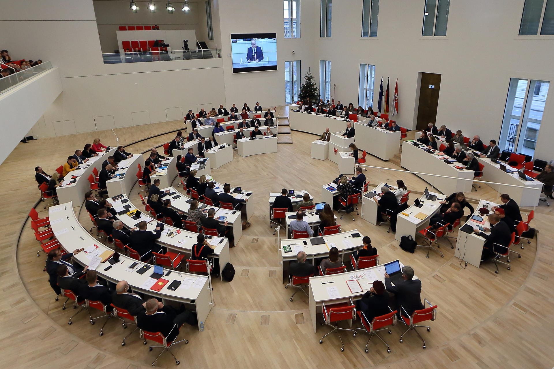 Landtag in Potsdam: Das Brandenburger Abgeordnetenhaus soll nach der nächsten Landtagswahl paritätisch mit Männern und Frauen besetzt sein.
