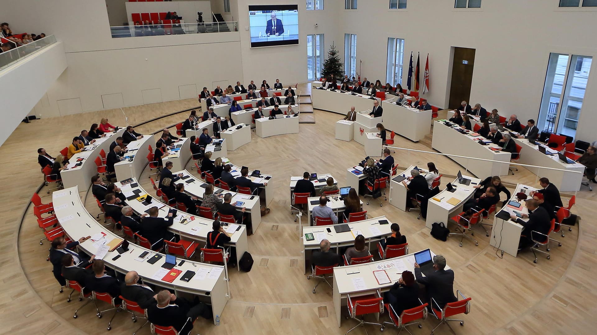 Landtag in Potsdam: Das Brandenburger Abgeordnetenhaus soll nach der nächsten Landtagswahl paritätisch mit Männern und Frauen besetzt sein.