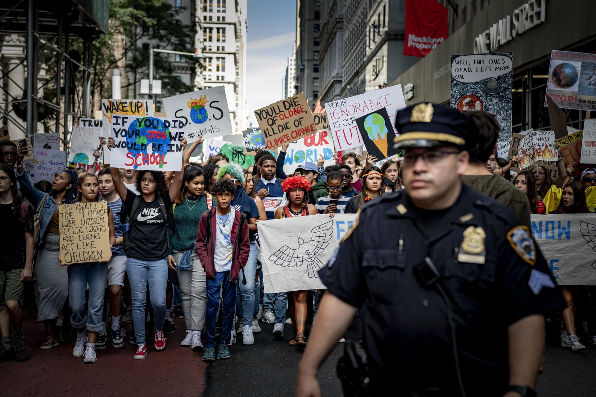 The 16 year-old Swedish climate activist Greta Thu"Würdet ihr euren Job machen, wären wir in der Schule": Streikende Schüler bei einer Kundgebung von "Fridays for Future" in New York.